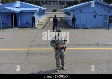 02.05.2013, Panmunjom, Corée du Sud, Asie, Un Marine américain se tient debout avec des gardes sud-coréens devant la caserne bleue de négociation le long de la démarcation Banque D'Images