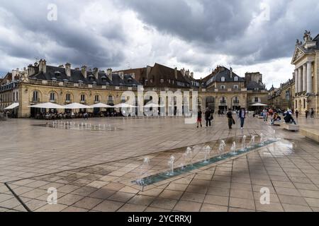 Dijon, France, 14 septembre 2022 : place de la Liberacion dans le vieux centre-ville de Dijon sous un ciel orageux, Europe Banque D'Images