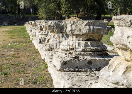 Olympia, Grèce- 11 novembre, 2022: Vue rapprochée à angle bas des anciennes bases de colonnes dans la Palestra dans l'ancienne Olympie Banque D'Images