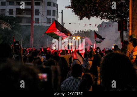 Tunis, Tunisie. 16 août 2024. Les manifestants organisent un rassemblement de solidarité avec le peuple palestinien le long de l’avenue Habib Bourguiba à Tunis en direction de l’ambassade de France. Les participants ont tenu des banderoles et des drapeaux palestiniens et scandé des slogans exigeant la fin de l'assaut israélien en cours contre Gaza et de l'occupation israélienne de la Palestine Banque D'Images