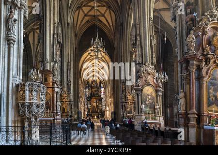 Vienne, Autriche, 22 septembre 2022 : vue de la nef centrale et de l'autel pendant le service religieux du matin à l'intérieur de la cathédrale historique de Stepehen Banque D'Images