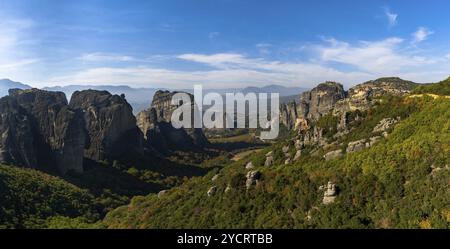 Vue panoramique sur les monastères et les formations rocheuses de Meteora en Grèce Banque D'Images