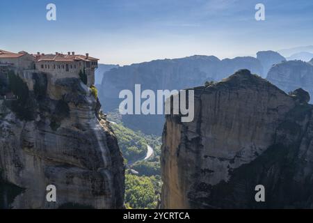 Kalabaka, Grèce, 4 novembre 2022 : vue du monastère de Varlaam et paysage des Météores, Europe Banque D'Images