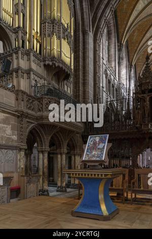 Chester, Royaume-Uni, 26 août 2022 : autel latéral et orgue de l'église dans la cathédrale historique de Chester dans le Cheshire, en Europe Banque D'Images