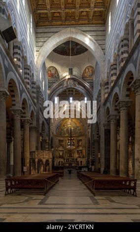 Pise, Italie, 30 novembre 2022 : vie intérieure de la cathédrale de Pise avec la nef centrale menant à l'autel, Europe Banque D'Images