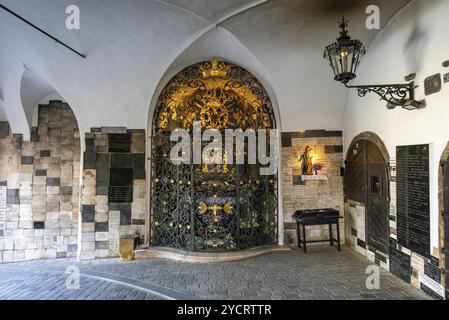 Zagreb, Croatie, 11 octobre 2022 : vue sur le sanctuaire doré orné à la porte de pierre dans le centre historique de Zagreb, en Europe Banque D'Images