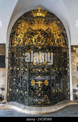 Zagreb, Croatie, 11 octobre 2022 : vue sur le sanctuaire doré orné à la porte de pierre dans le centre historique de Zagreb, en Europe Banque D'Images