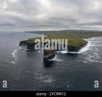 Vue de drone sur la pile de la mer de Downpatrick Head et les falaises et le littoral du nord du comté de Mayo en Irlande Banque D'Images