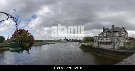 Limerick, Irlande, 2 août 2022 : la rivière Shannon traverse la ville de Limerick, en Europe Banque D'Images