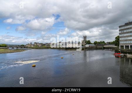 Limerick, Irlande, 2 août 2022 : paysage urbain de Limerick avec la rivière Shannon et le pont Thomond, Europe Banque D'Images