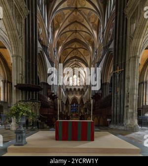 Salisbury, Royaume-Uni, 8 septembre 2022 : vue de l'autel et de la nef centrale à l'intérieur de la cathédrale historique de Salisbury, en Europe Banque D'Images