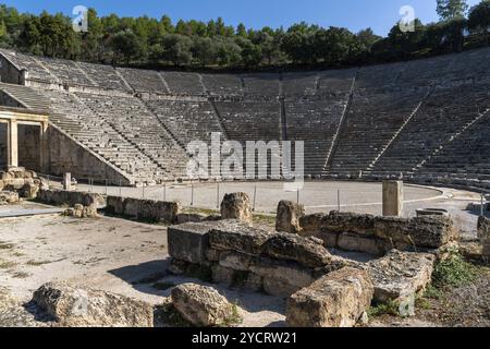 Epidaure, Grèce, 9 novembre 2022 : vue du théâtre antique d'Epidaure dans le sud de la Grèce, Europe Banque D'Images