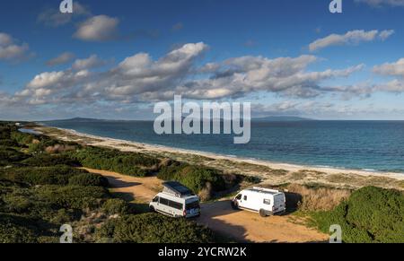 Vue sur deux camping-cars garés sur une plage isolée dans le nord de la Sardaigne Banque D'Images