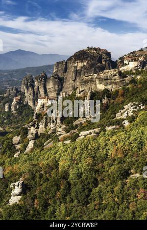 Vue verticale sur les monastères et les formations rocheuses de Meteora en Grèce Banque D'Images