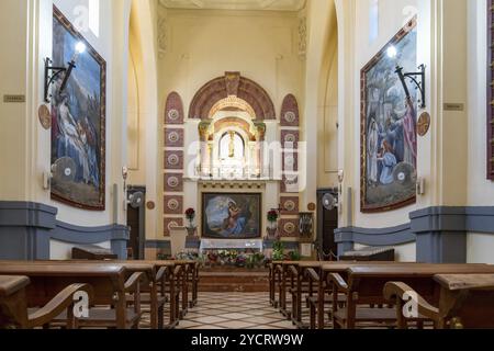 Novelda, Espagne, 1er février 2023 : vue de la nef et de l'autel à l'intérieur de l'église du Sanctuaire de Santa Maria Magdalena à Novelda, Europe Banque D'Images