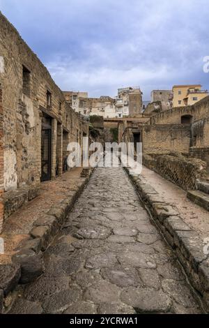 Ercolano, Italie, 25 novembre 2023 : rue typique de la ville et maisons dans l'ancienne ville romaine d'Herculanum, Europe Banque D'Images