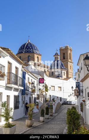 Altea, Espagne, 3 février 2023 : centre historique d'Altea avec l'église notre-Dame de Solace et les bâtiments blanchis à la chaux, Europe Banque D'Images