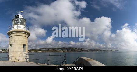 Folkestone, Royaume-Uni, 11 septembre 2022 : le bras du port de Folkestone avec le phare historique, Europe Banque D'Images