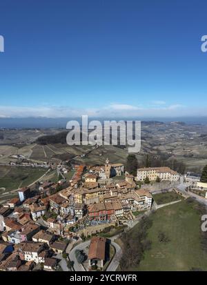 Montforte d'Alba, Italie : 10 mars 2023 : vue verticale du village pittoresque de Montforte d'Alba, dans la région viticole de Barolo de la Piedmon italienne Banque D'Images