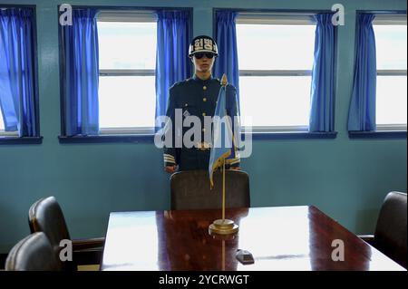 02.05.2013, Panmunjom, Corée du Sud, Asie, Un soldat de la garde sud-coréenne se tient en position défensive dans une caserne de négociation dans la zone de sécurité commune Banque D'Images
