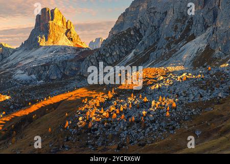 Un lever de soleil d'automne dans les Dolomites sur le col de Giau (Passo Giau) à 2200 mètres d'altitude. Ici vous avez une vue sur la “Ra Gusela”, “Marmolada” et “la Banque D'Images