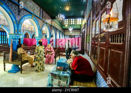 Tunis, Tunisie. 24 mai 2024. Fidèles juifs dans la synagogue Ghriba sur l'île tunisienne de Djerba lors du pèlerinage juif annuel. Le pèlerinage juif de cette année à la synagogue de Ghriba vient de commencer avec très peu de visiteurs étrangers qui y ont pris part, et dans un contexte de mesures de sécurité renforcées après une attaque meurtrière au fusil sur le site l'année dernière et la guerre israélienne en cours contre Gaza Banque D'Images