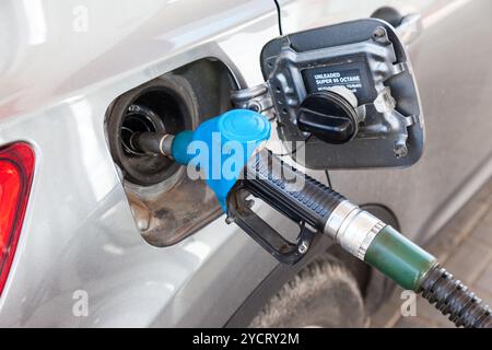 L'essence de pompage du carburant dans les voitures à la station de gaz Banque D'Images
