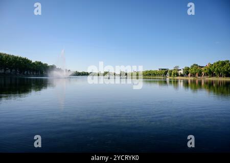 Patrimoine mondial de l'UNESCO "Schwerin Residence ensemble", vue sur Pfaffenteich avec fontaine d'eau, Mecklembourg-Poméranie occidentale, Allemagne, EUR Banque D'Images