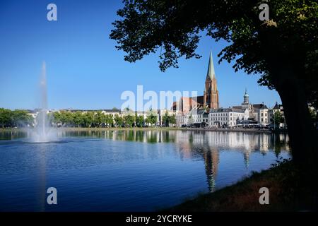 Patrimoine mondial de l'UNESCO "Schwerin Residence ensemble", vue sur la vieille ville avec cathédrale sur le Pfaffenteich avec fontaine d'eau, Mecklenb Banque D'Images