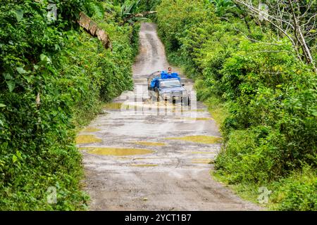 Véhicule tout terrain collectif sur la route d'Uspantan à Lancetillo, la Parroquia, région de Reyna, Quiche, Guatemala, Amérique centrale Banque D'Images