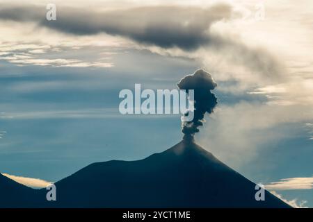 Fumerole active sur le volcan Acatenango, Guatemala, Amérique centrale Banque D'Images