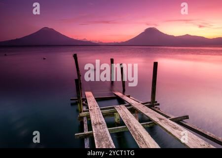 Amarrages traditionnels et volcans d'Atitlan 3537 M. et San Pedro 3020 M. Lac Atitlan, département de Sololá, République du Guatemala, Amérique centrale Banque D'Images