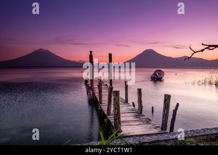 Amarrages traditionnels et volcans d'Atitlan 3537 M. et San Pedro 3020 M. Lac Atitlan, département de Sololá, République du Guatemala, Amérique centrale Banque D'Images