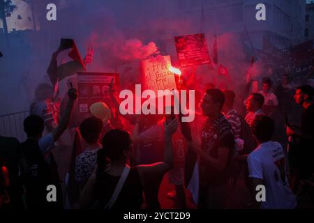 Tunis, Tunisie. 16 août 2024. Les manifestants organisent un rassemblement de solidarité avec le peuple palestinien le long de l’avenue Habib Bourguiba à Tunis en direction de l’ambassade de France. Les participants ont tenu des banderoles et des drapeaux palestiniens et scandé des slogans exigeant la fin de l'assaut israélien en cours contre Gaza et de l'occupation israélienne de la Palestine Banque D'Images