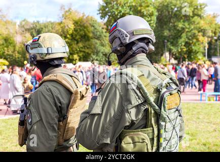 SAMARA, RUSSIE - 11 SEPTEMBRE 2016 : membres non identifiés du club militaire en camouflage uniforme de l'armée et casque (équipement complet) pendant la reenactin militaire Banque D'Images