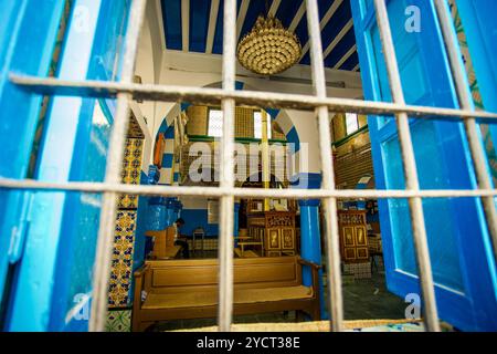 Tunis, Tunisie, 24 mai 2024. La synagogue Ghriba sur l'île tunisienne de Djerba lors du pèlerinage juif annuel. Le pèlerinage juif de cette année à la synagogue de Ghriba vient de commencer avec très peu de visiteurs étrangers qui y ont pris part, et dans un contexte de mesures de sécurité renforcées après une attaque meurtrière au fusil sur le site l'année dernière et la guerre israélienne en cours contre Gaza Banque D'Images