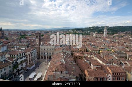 Vue de la Torre dei Lamberti vers Piazza Erbe, Vérone, Vénétie, Italie Banque D'Images