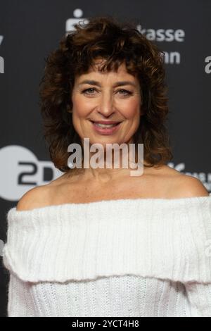 Cologne, Allemagne. 23 octobre 2024. Isabel Varell, une actrice allemande, est vue sur le tapis rouge du photocall pour ''total normal - Hape Kerkeling'' au film Palast de Cologne, Allemagne, le 23 octobre 2024, pendant le Festival du film de Cologne. (Photo de Ying Tang/NurPhoto) crédit : NurPhoto SRL/Alamy Live News Banque D'Images