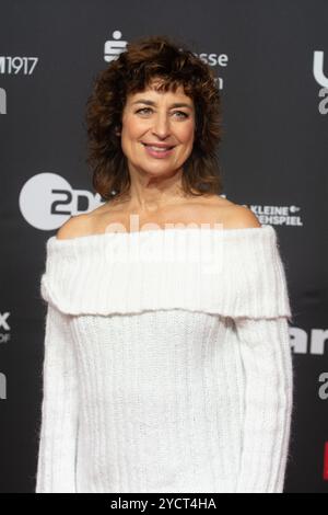 Cologne, Allemagne. 23 octobre 2024. Isabel Varell, une actrice allemande, est vue sur le tapis rouge du photocall pour ''total normal - Hape Kerkeling'' au film Palast de Cologne, Allemagne, le 23 octobre 2024, pendant le Festival du film de Cologne. (Photo de Ying Tang/NurPhoto) crédit : NurPhoto SRL/Alamy Live News Banque D'Images