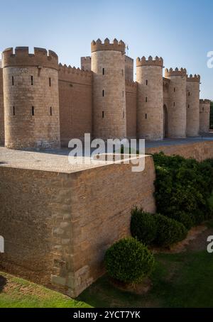 Le palais de Aljafería un palais médiéval fortifié construit au cours de la seconde moitié du XIe siècle dans la taïfa de Saragosse à Al-Andalus, aujourd'hui Banque D'Images