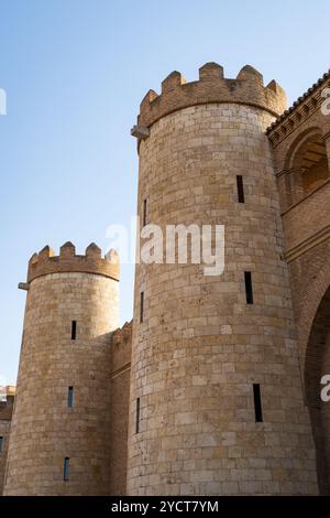 Le palais de Aljafería un palais médiéval fortifié construit au cours de la seconde moitié du XIe siècle dans la taïfa de Saragosse à Al-Andalus, aujourd'hui Banque D'Images