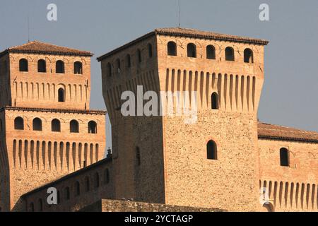 Construit entre 1448 et 1460 par Pier Maria Rossi (1413-1482), il est l'un des exemples les plus importants et les mieux conservés d'Italie de château architectu Banque D'Images