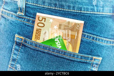 Euros 50 Euros et une carte de crédit Visa en poche de jean arrière Banque D'Images