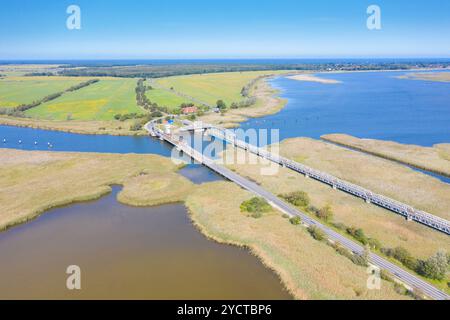 Le pont de Meiningen relie le continent à la péninsule de Fischland-Darss-Zingst, Mecklembourg-Poméranie occidentale, Allemagne Banque D'Images