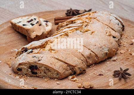 Biscotti maison aux raisins secs, tranchés et prêts à être servis sur une planche de bois. Banque D'Images