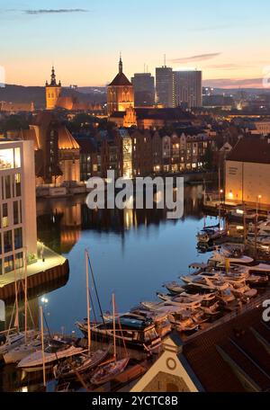 Vue de la Speicherstadt sur la Motlawa à la Rechtstadt, Gdansk, côte Baltique, Pologne Banque D'Images