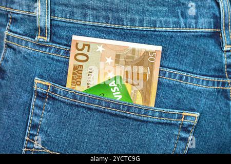 Euros 50 Euros et une carte de crédit Visa en poche de jean arrière Banque D'Images