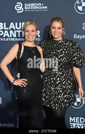 Isabell Stern et Laura Osswald. Roter Teppich,Blauer Panther TV und streaming Award 2024 AM 23.10.2024 in der BMW Welt Muenchen. *** Isabell Stern et Laura Osswald Red Carpet, Blue Panther TV et streaming Award 2024 le 23 10 2024 au BMW Welt Munich Banque D'Images