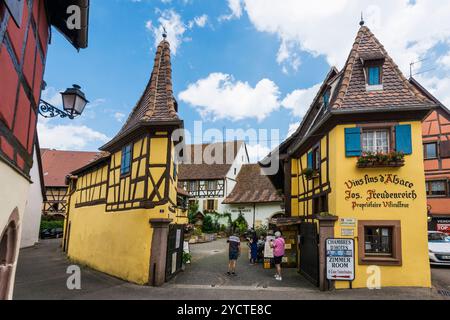 Village médiéval et maisons à colombages colorées, Eguisheim, plus beaux villages de France, Haut-Rhin, Alsace, France Banque D'Images