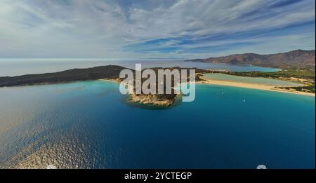 Une superbe photo aérienne des plages de sable de Capo Carbonara, des bords rocheux, de Torre di Porto Giunco et des yachts flottant paisiblement dans les eaux claires de T. Banque D'Images